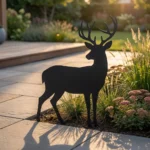 metalowa dekoracja ogrodowa jeleń do wbicia w ziemię Jeleń Duch Lasu w ogrodowej aranżacji