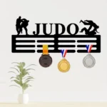 Metalowy wieszak na medale Judo z zawieszonymi medalami