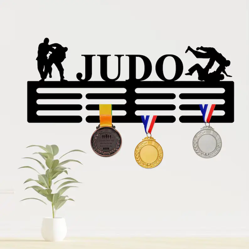 Metalowy wieszak na medale Judo z zawieszonymi medalami