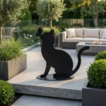 Wiosenny kot sylwetka ogrodowa – wolnostojąca dekoracja z metalu w czarnym wykończeniu z motylem