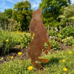 Metalowa dekoracja ogrodowa do wbicia Zając w Czujce w kolorze corten na trawniku