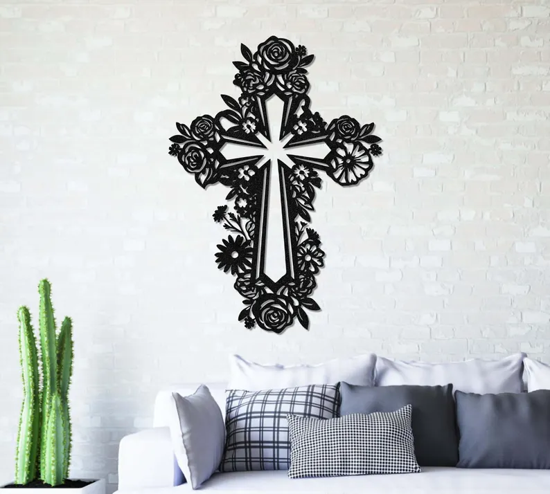 Krzyż metalowy na ścianę z motywem kwiatowym – czarna dekoracja ścienna z metalu