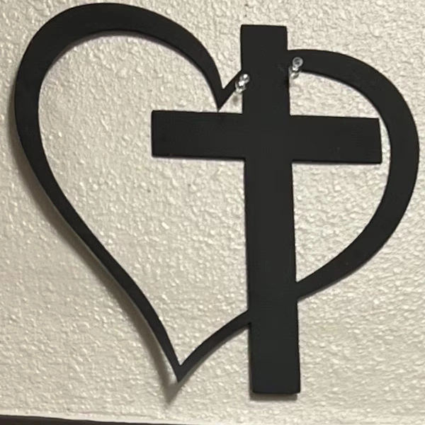 krzyż metalowy na ścianę w kształcie serca – dekoracja religijna z metalu