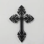 Krzyż metalowy na ścianę – ornamentalny klasyczny wzór