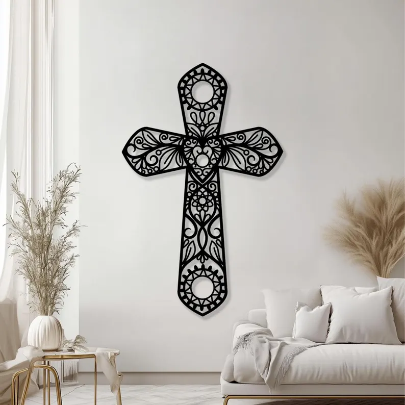 Krzyż metalowy na ścianę z ażurowym ornamentem – czarna dekoracja ścienna z metalu