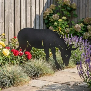 Ogrodowa dekoracja metalowa Ogrodowy Kucyk wbita w ziemię na rabacie w ogrodzie