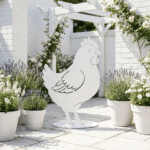 Wiosenna kurka sylwetka ogrodowa – wolnostojąca dekoracja z metalu w białym wykończeniu