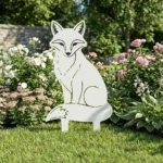 Metalowa dekoracja ogrodowa do wbicia Leśny Lisek na trawniku wśród kwiatów