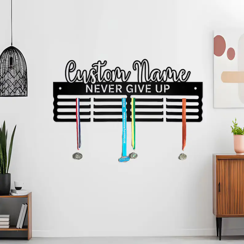 Personalizowany wieszak na medale z napisem Never Give Up i imieniem