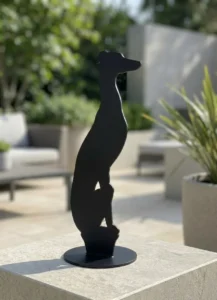 Czarna metalowa rzeźba wolnostojąca pies na okrągłej podstawie – Czuwający Przyjaciel