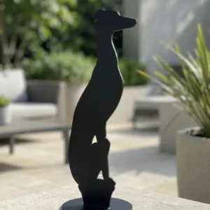 Czarna metalowa rzeźba wolnostojąca pies na okrągłej podstawie – Czuwający Przyjaciel