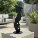Czarna metalowa rzeźba wolnostojąca pies na okrągłej podstawie – Czuwający Przyjaciel