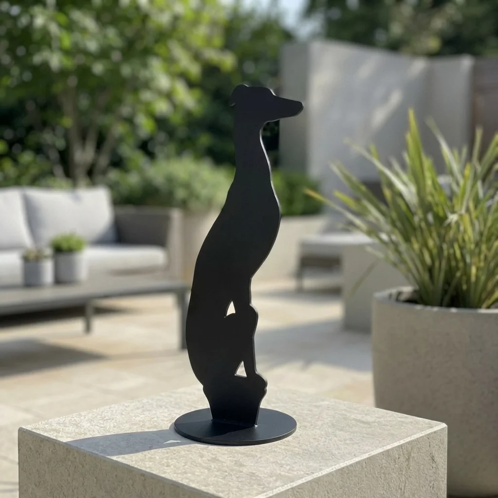 Czarna metalowa rzeźba wolnostojąca pies na okrągłej podstawie – Czuwający Przyjaciel