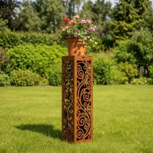 Kolumna ogrodowa metalowa „Królewski Ornament” w wykończeniu corten, ażurowy ornament jako postument pod donicę na trawniku