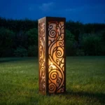 Metalowy lampion ogrodowy Królewski Ornament z ażurowym wzorem w nowoczesnej aranżacji ogrodu