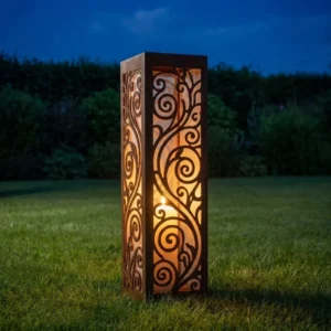 Metalowy lampion ogrodowy Królewski Ornament z ażurowym wzorem w nowoczesnej aranżacji ogrodu