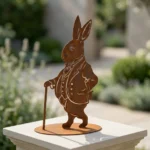 Metalowa dekoracja wolnostojąca zając w fraku z laską – Zając Dżentelmen na okrągłej podstawie