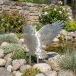 Metalowa dekoracja ogrodowa do wbicia Sowa Strażniczka na rabacie ogrodowej