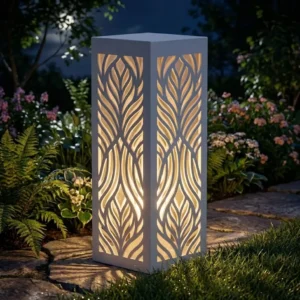 Metalowy lampion ogrodowy Cień Natury z organicznym ażurowym wzorem w nocnej aranżacji ogrodu