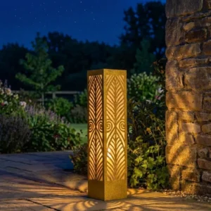 Metalowy lampion ogrodowy Harmonia Liści z botanicznym ażurowym wzorem w nocnej aranżacji ogrodu