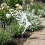 Metalowa dekoracja ogrodowa do wbicia Sylfa – ażurowa wróżka w rabacie kwiatowej