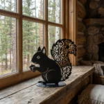 Dekoracja metalowa premium wiewiórka Leśna Wiewiórka – czarna rzeźba z ażurowym ogonem na podstawie