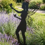 Dekoracja ogrodowa wróżka do wbicia w ziemię Opiekunka Ogrodu – metalowa wróżka ze skrzydłami i ptaszkami