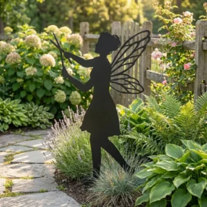 Metalowa dekoracja ogrodowa do wbicia Wróżka Twórczyni Ogrodu wśród roślin przy ścieżce
