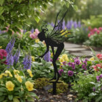 Metalowa dekoracja ogrodowa do wbicia Ogrodowa Wróżka Delikatna wśród kwiatów na rabacie