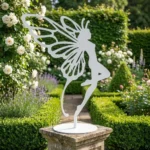 Metalowa dekoracja wolnostojąca wróżka Sylfa – biała rzeźba ze skrzydłami na podstawie