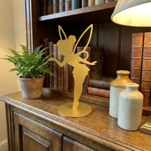 Metalowa dekoracja wolnostojąca wróżka Szept Magii – złota rzeźba na podstawie