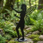 Metalowa rzeźba wolnostojąca wróżka Leśna Wróżka – dekoracja ogrodowa ze skrzydłami na podstawie