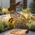 Kwiatowy zając sylwetka ogrodowa – ażurowa dekoracja z metalu w kolorze corten