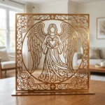 Anioł Serca Gloria – metalowa dekoracja wolnostojąca ustawiona na drewnianym stole w jasnym wnętrzu