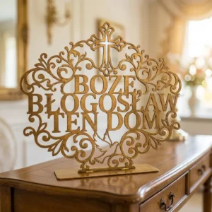 Boże Błogosław Ten Dom – metalowa dekoracja wolnostojąca ustawiona na drewnianej komodzie w eleganckim wnętrzu