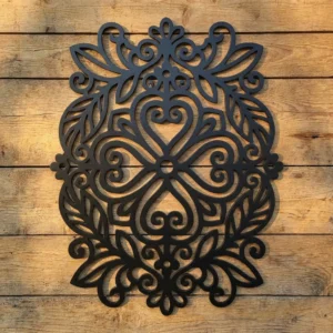 Dekor ścienny metalowy kaszubski z motywem serca i ornamentów na drewnianej ścianie