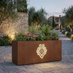 Donica LED góralska Parzenica Podhalańska z podświetlanym wzorem w cortenowej aranżacji ogrodu