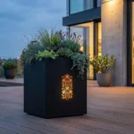 Donica LED kaszubska z podświetlanym pionowym wzorem tulipanów na tarasie