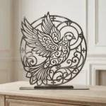 Duch Święty Gloria – metalowa dekoracja wolnostojąca ustawiona na jasnej komodzie w eleganckim wnętrzu