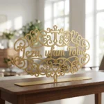 Jezu, Ufam Tobie – metalowa dekoracja wolnostojąca ustawiona na drewnianym stole w jasnym wnętrzu