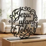 Jezu, Ufam Tobie Ornament – metalowa dekoracja wolnostojąca ustawiona na drewnianej komodzie w jasnym wnętrzu