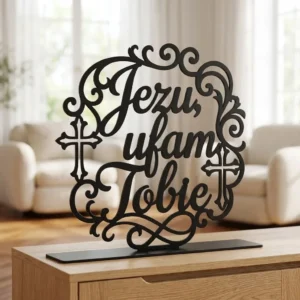 Jezu, Ufam Tobie Ornament – metalowa dekoracja wolnostojąca ustawiona na drewnianej komodzie w jasnym wnętrzu