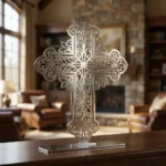 Krzyż Ornament Królewski – metalowa dekoracja wolnostojąca ustawiona na drewnianej komodzie w eleganckim wnętrzu