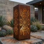 Lampion metalowy Cortenowy Tulipan Światła z ażurowym wzorem w nowoczesnym ogrodzie