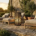 Lampion Mozaikowy Blask – czarny metalowy lampion z ażurowym geometrycznym wzorem ustawiony na kamiennym tarasie