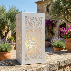 Lampion metalowy Słoneczna Rozeta z ażurowym wzorem w jasnej aranżacji ogrodowej