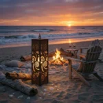 Lampion Spiralny Żar – metalowy lampion z ażurowym spiralnym wzorem ustawiony na plaży przy ognisku