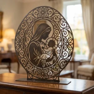 Madonna z Dzieciątkiem Ornament – metalowa dekoracja wolnostojąca ustawiona na drewnianej komodzie w eleganckim wnętrzu