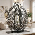 Matka Boża w Liliach – metalowa dekoracja wolnostojąca ustawiona na jasnym blacie w eleganckim wnętrzu