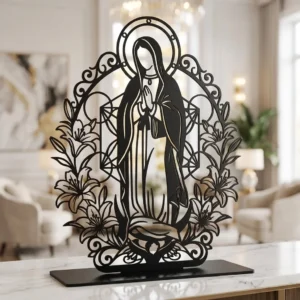 Matka Boża w Liliach – metalowa dekoracja wolnostojąca ustawiona na jasnym blacie w eleganckim wnętrzu